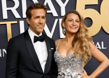 Ryan Reynolds menciona el drama legal de su esposa Blake Lively en el especial del 50º aniversario de SNL