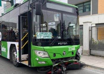 Camión de ruta urbana arrastra motocicleta tras accidente en Monterrey