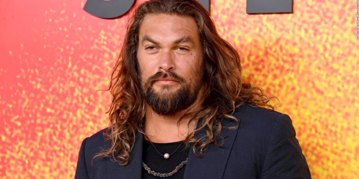 Jason Momoa y Adria Arjona oficializan su romance en la alfombra roja