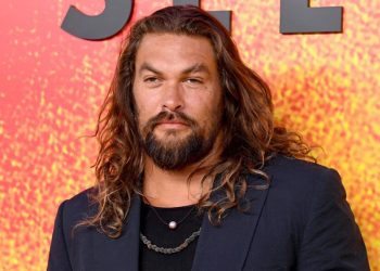 Jason Momoa y Adria Arjona oficializan su romance en la alfombra roja