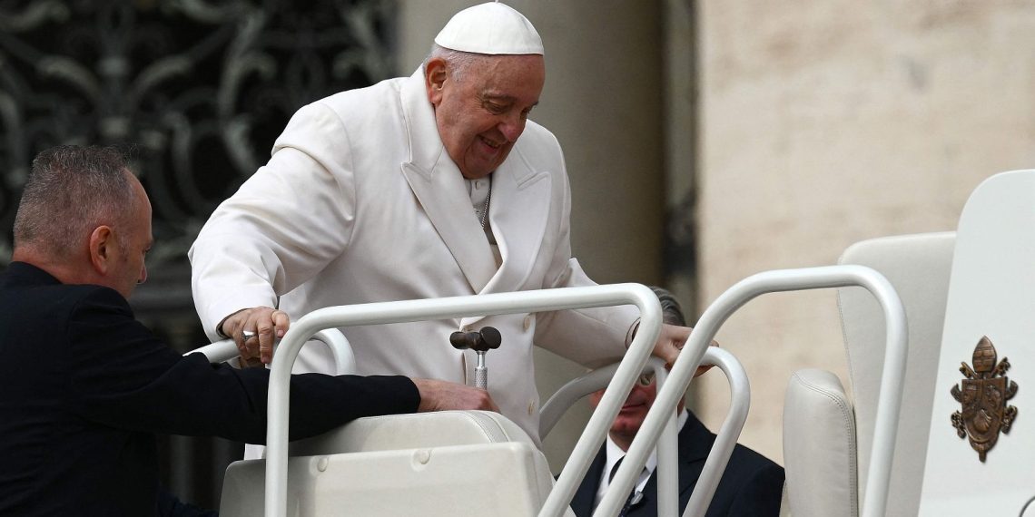 El Papa Francisco se levanta de la cama y continúa trabajando tras pasar “una noche tranquila”
