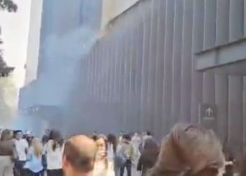 Evacúan Plaza Artz Pedregal por incendio en restaurante; no hay heridos