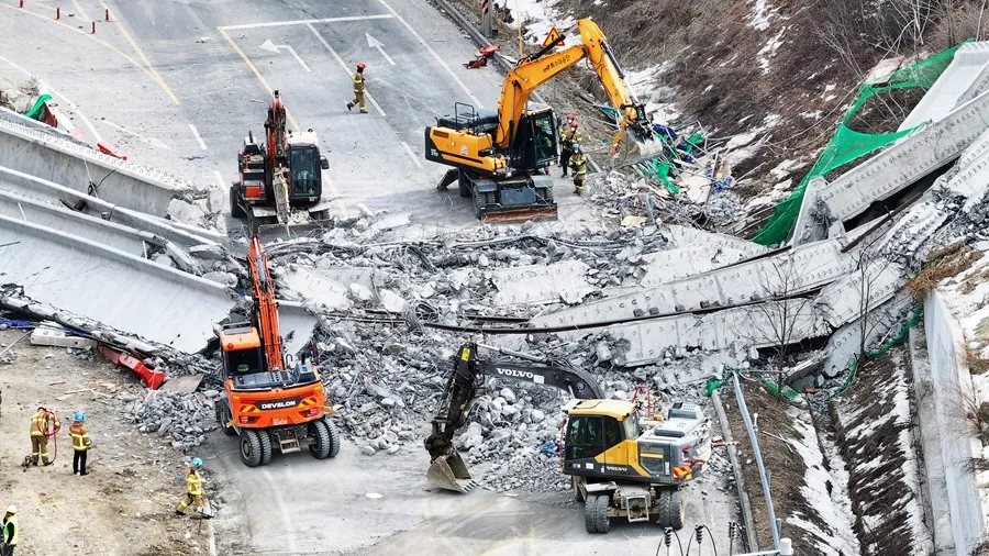 Cuatro trabajadores pierden la vida y seis resultan heridos tras el colapso de un puente en obras en Corea del Sur. Las autoridades investigan las causas del incidente.