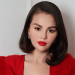 Selena Gomez deslumbra en Londres con un sofisticado vestido rojo y pumps a juego