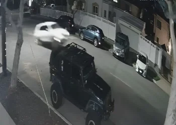 Impactante accidente en Redondo Beach: auto vuela por los aires