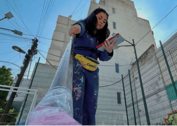Monserrat Tello: La artista que transforma canchas de futbol en CDMX