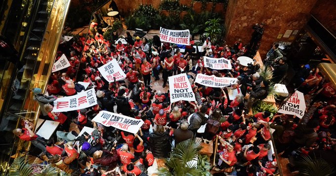 Protestan en la Torre Trump contra la detención de activista propalestino de Columbia