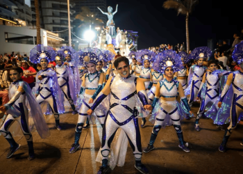 Mazatlán vibra con su carnaval; 450,000 personas disfrutan del Gran Desfile