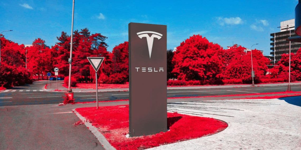 Acciones de Tesla caen 5.3% tras venta de acciones por ejecutivos