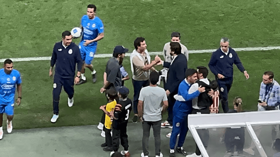 ‘Checo’ Pérez disfruta del Clásico en el Estadio Akron