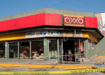 Ataque armado en Puebla: asesinan a dos policías e incendian una tienda