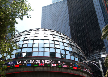 Mercados caen tras nuevos aranceles de Trump: Bolsa Mexicana se desploma más del 1 %