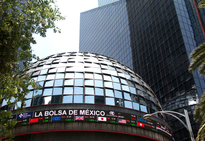 Mercados caen tras nuevos aranceles de Trump: Bolsa Mexicana se desploma más del 1 %