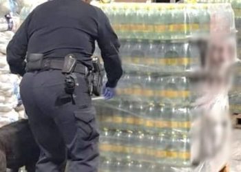 Interceptan más de una tonelada de metanfetamina oculta en botellas de agua mineral en la frontera de Texas