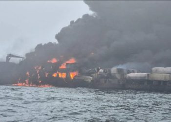Choque de barcos en el mar del Norte deja incendio y 32 rescatados