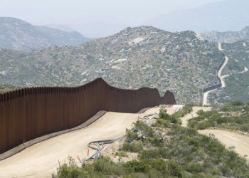 EE.UU. ampliará muro fronterizo con México y endurecerá deportaciones