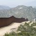 EE.UU. ampliará muro fronterizo con México y endurecerá deportaciones