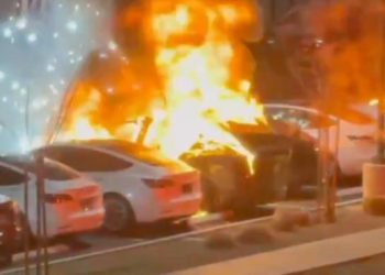EE.UU. investiga ataques contra Tesla como terrorismo interno; FBI refuerza operativos