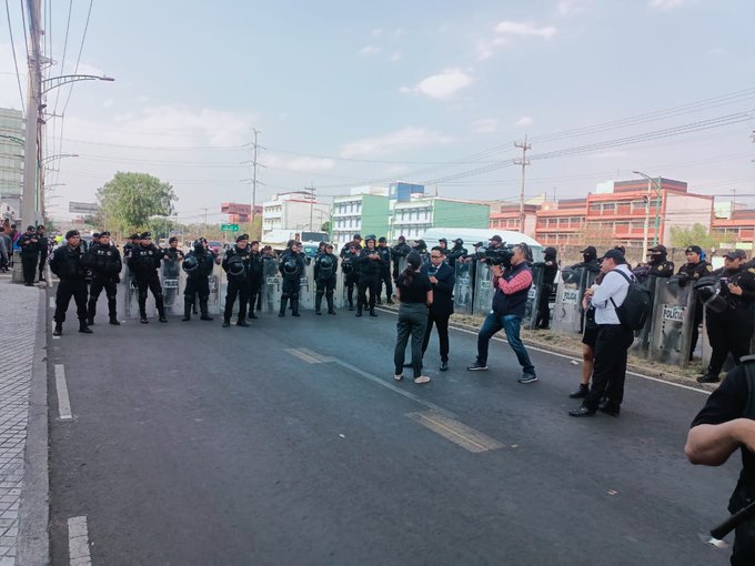 Trabajadores del INAI bloquean Insurgentes Sur en demanda de liquidaciones justas
