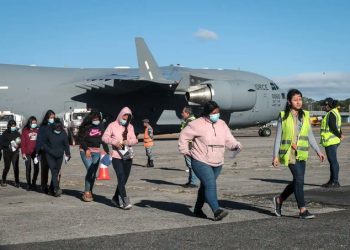 Trump suspende vuelos militares para deportaciones por su alto costo