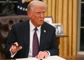 Trump ordena el cierre de siete agencias federales y reduce personal