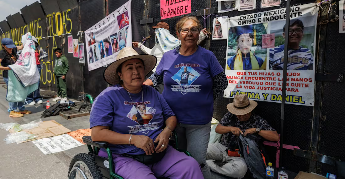 Madres de víctimas de feminicidio realizan huelga de hambre frente a Palacio Nacional, exigen justicia