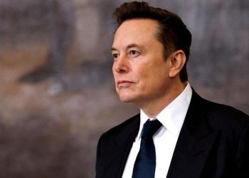 Elon Musk reportó un ciberataque masivo contra X, que afectó a miles de usuarios.