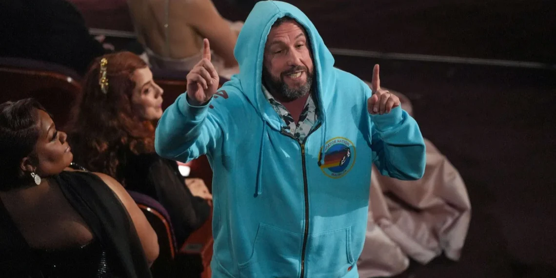 “Adam Sandler causa sensación en los Oscar 2025 con su atuendo informal”