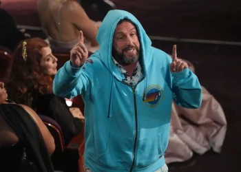 “Adam Sandler causa sensación en los Oscar 2025 con su atuendo informal”