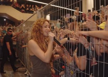 Shakira se presenta en las calles de Santiago tras cancelar sus conciertos en Chile