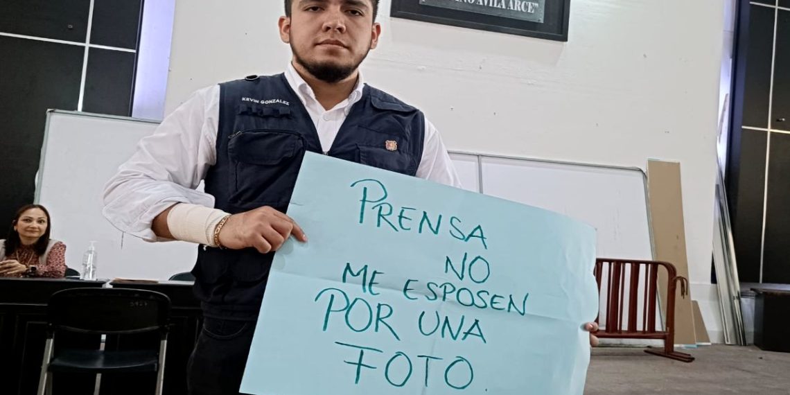 Periodistas exigen justicia tras agresión policial a reportero en Tepic