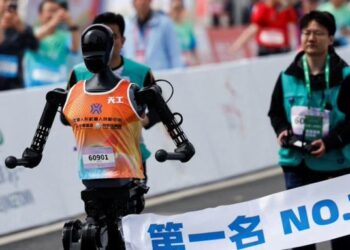China realiza histórica media maratón con robots humanoides en Beijing