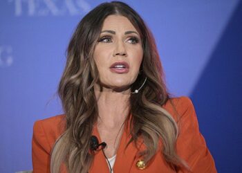 Roban a la secretaria de Seguridad de EE.UU., Kristi Noem, en restaurante de Washington