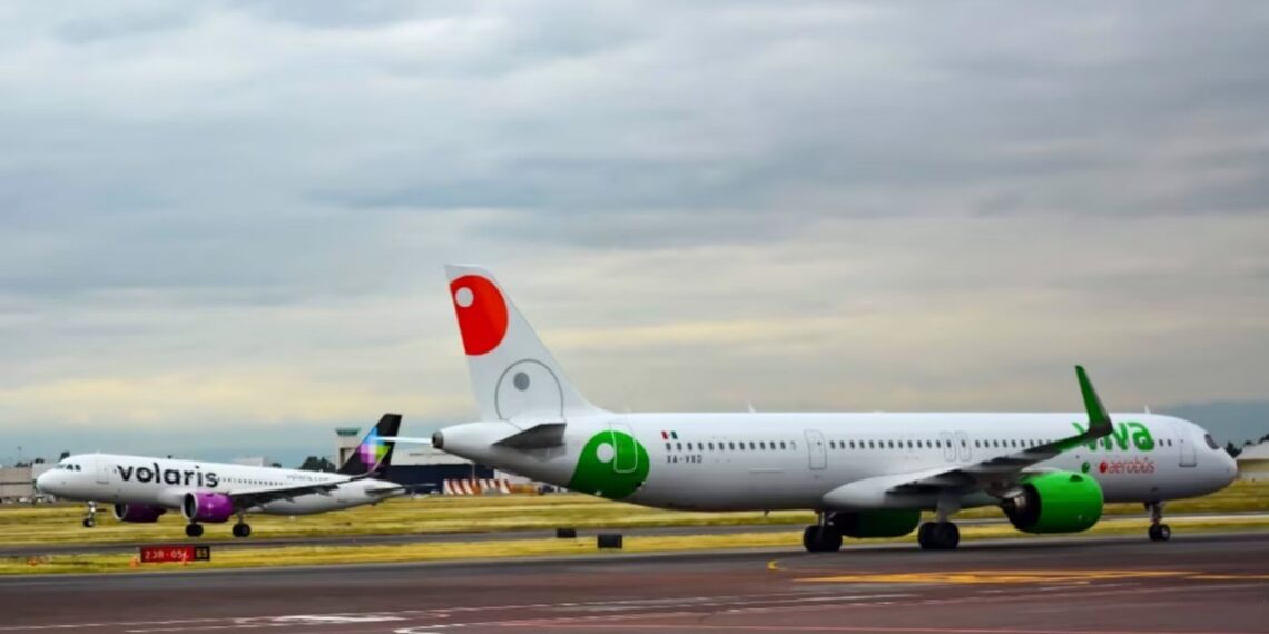 Incendio en motor de avión de Viva Aerobus obliga a evacuación de pasajeros en Puerto Escondido