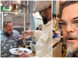 Jack Black y Jason Momoa se atreven a comer alacranes durante su visita a la CDMX