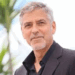 George Clooney deja atrás sus canas y sorprende con nuevo look para su debut en Broadway