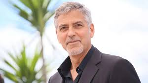 George Clooney deja atrás sus canas y sorprende con nuevo look para su debut en Broadway