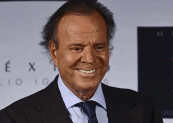 Julio Iglesias enfrenta problemas de movilidad por un tumor benigno