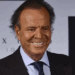 Julio Iglesias enfrenta problemas de movilidad por un tumor benigno