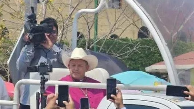 Sorpresa en Tuxtla: arzobispo se presenta en el papamóvil usado por el papa Francisco