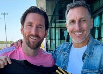 Lionel Messi sostiene camiseta de México durante encuentro con el ‘Chaco’ Giménez