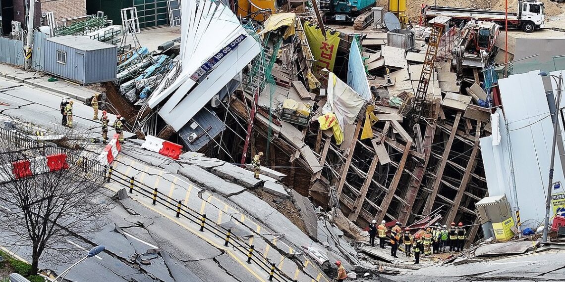 Sigue desaparecido trabajador tras colapso en obra del metro en Gwangmyeong
