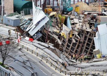 Sigue desaparecido trabajador tras colapso en obra del metro en Gwangmyeong