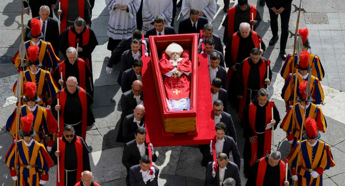 Cierran capilla ardiente del papa Francisco tras recibir a miles de fieles