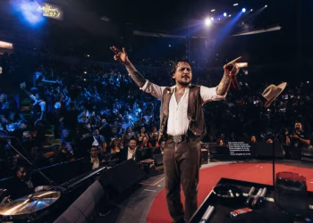 Christian Nodal ordena retirar a fans de el palenque de Texcoco