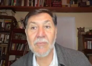 Noroña niega haber viajado en primera clase y afirma que pagó su boleto a Francia