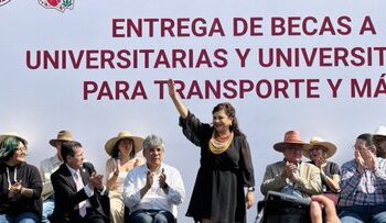 Clara Brugada entrega beca de transporte a 50 mil estudiantes universitarios