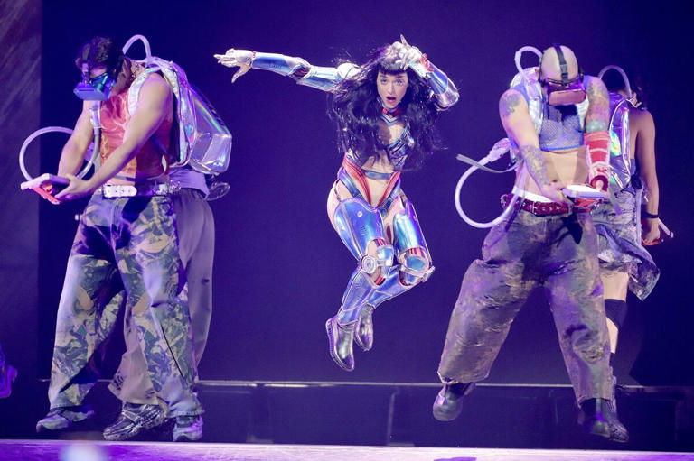 Katy Perry inició su gira The Lifetimes Tour con un concierto inolvidable en la Arena Ciudad de México, con un concepto ciberpunk. 