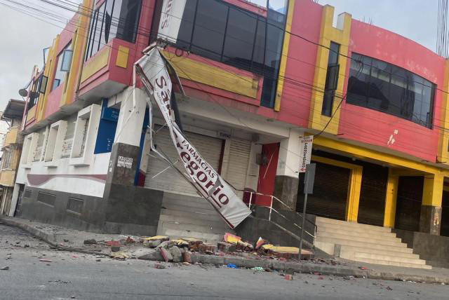 Un fuerte sismo de magnitud 6.3 golpeó la provincia de Esmeraldas en Ecuador, dejando al menos 20 heridos y casas colapsadas