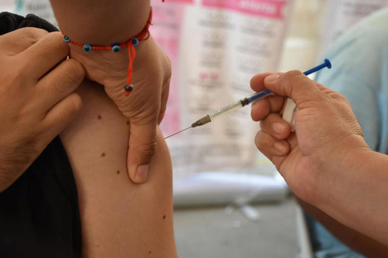 La Secretaría de Salud de Chihuahua informa sobre el fallecimiento de un hombre por sarampión, el primero en el estado. 